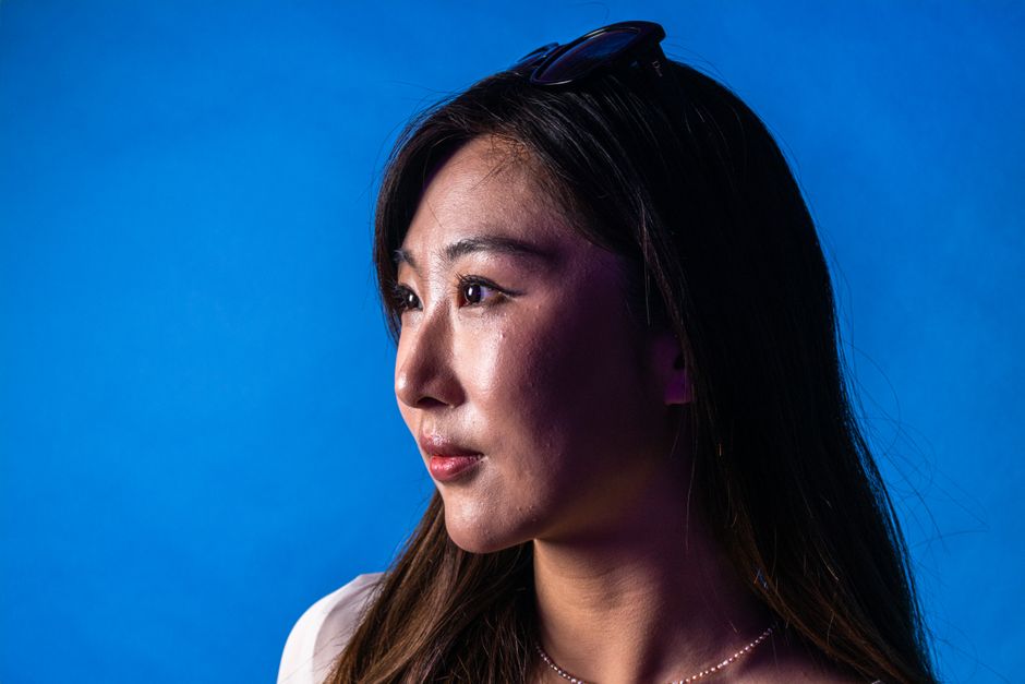 日本女優攝影棚拍攝側影