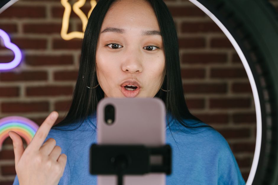 AV 女優社群媒體經營與粉絲互動示意