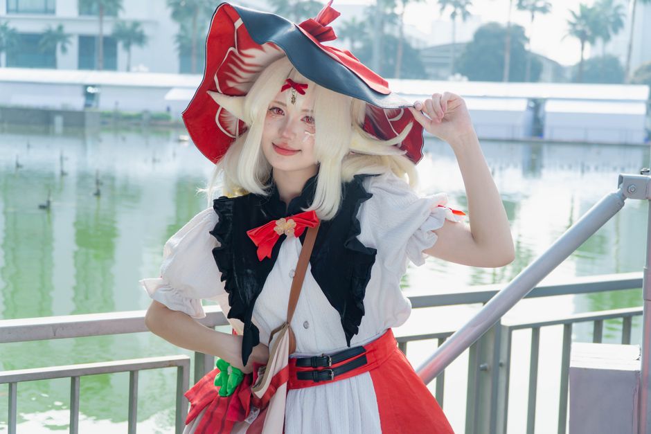 Cosplay 直播主穿著動漫服裝在鏡頭前
