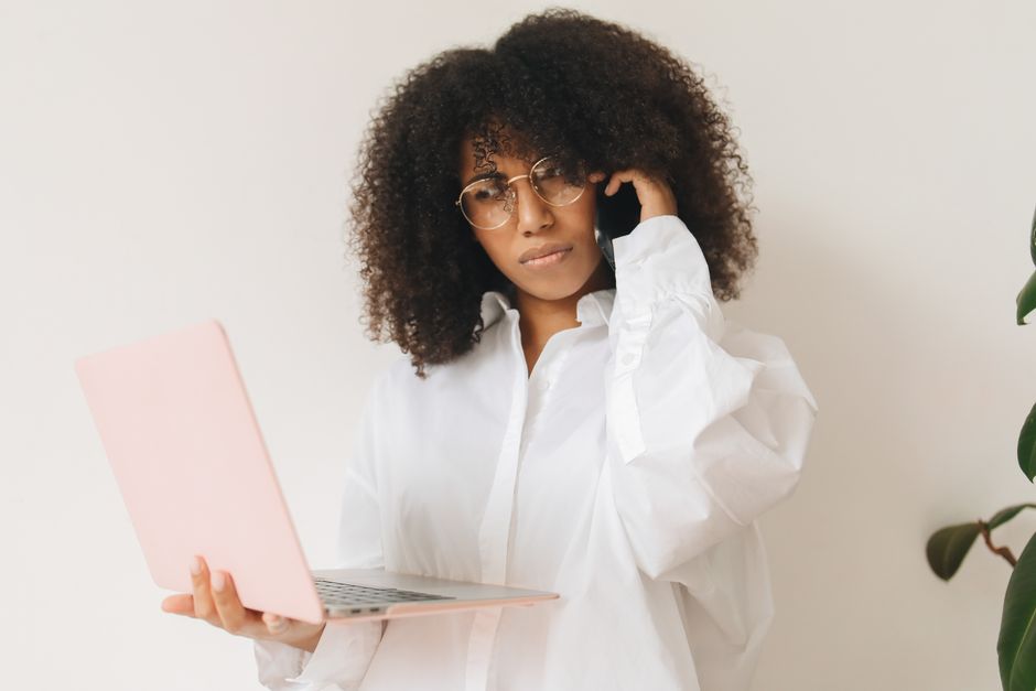 Independent cam performer managing her business from home
