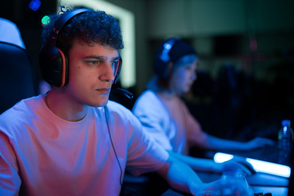 Active and positive community chat during a live cam stream